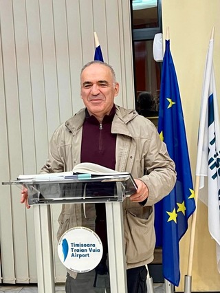 Marele şahist Garry Kasparov a sosit la Timişoara, la invitaţia Universităţii Politehnica/ El va participa la evenimentul Tech Talks