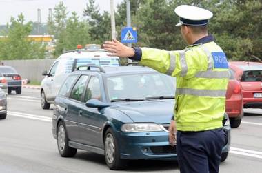 Suceava: Un şofer care a condus o maşină neînmatriculată a fost urmărit de poliţişti în trafic, aceştia fiind nevoiţi să tragă focuri de armă în roţile autoturismului ca să îl poată opri