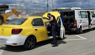 Poliţiştii au verificat, pe 13 mai, transportul de persoane în regim de „TAXI”, în zona aeroporturilor / Au fost date amenzi de peste 14.000 lei - FOTO