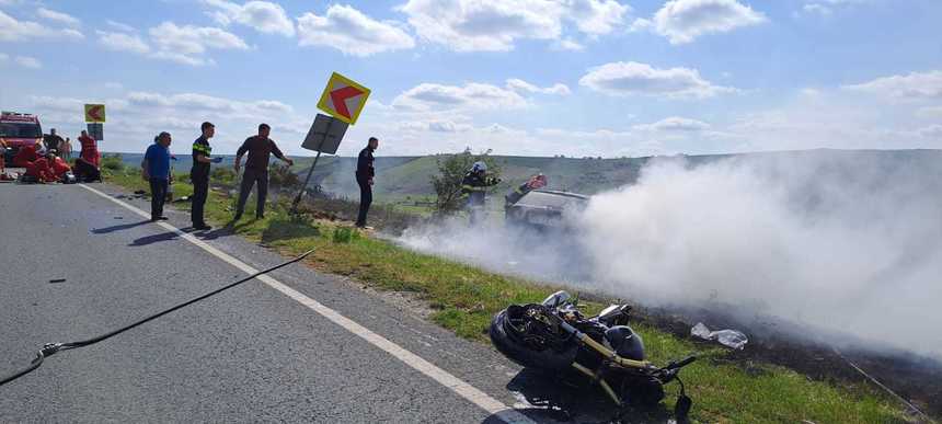 UPDATE - Vaslui: O maşină şi două motociclete au făcut accident pe DN 24 / Motocicletele şi autoturismul au fost cuprinse de flăcări / Trei persoane au murit - FOTO