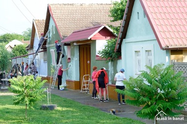 Sute de voluntari vor zugrăvi 30 de case dintr-un sat din judeţul Timiş / Au fost selectate casele locuite de familii cu venituri modeste