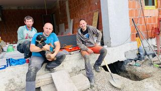 Cluj: Operaţiune de opt ore pentru salvarea unui câine care a intrat într-o vizuină de vulpe, sub fundaţia unei case / A intervenit un câine specializat, care a lucrat şi la căutarea victimelor cutremurului din Turcia - FOTO