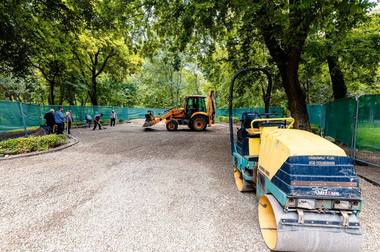 Nicuşor Dan: Am început lucrările necesare pentru montarea noilor echipamente de joacă în parcul Carol, în zona 11 iunie şi în zona statuilor Giganţii