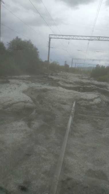 UPDATE - Traficul feroviar, oprit, la limita judeţelor Braşov şi Mureş, din cauza apelor şi a aluviunilor care au acoperit calea ferată, a fost reluat/ Patru trenuri de călători au aşteptat în gări remedierea situaţiei - FOTO