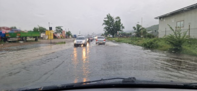 Străzi inundate în municipiul Iaşi, după o ploaie puternică. Traficul se desfăşoară cu greutate pe mai multe artere importante din oraş - VIDEO