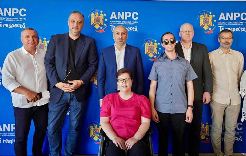 ANPC a emis un ordin în sprijinul persoanelor cu dizabilităţi / Operatorii de transport public, inclusiv aeroporturile, obligaţi să amplaseze marcaje speciale şi panouri informative privind urcarea şi coborârea din mijloacele de transport