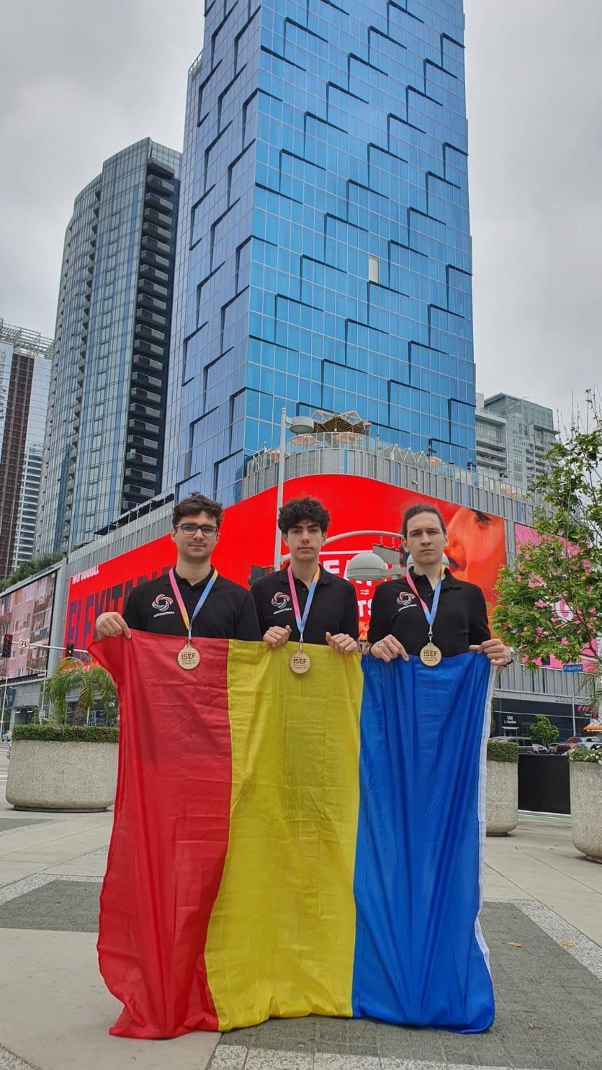 Trei elevi din România, premiaţi la International Science and Engineering Fair, cea mai importantă şi prestigioasă competiţie de ştiinţă şi inginerie din lume, pentru competitorii sub 21 de ani - FOTO

