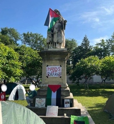 Universitatea din Bucureşti a solicitat joi dimineaţă eliberarea spaţiului ocupat de manifestanţii pro-palestinieni în zona Panduri /Printre motive, vandalizarea unor monumente istorice, a spaţiilor unor facultăţi şi perturbarea ceremoniilor de absolvire