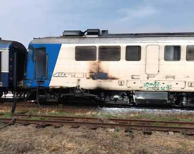 UPDATE - Defecţiune tehnică cu degajare de fum, la locomotiva unui tren care circula pe ruta Râmnicu Vâlcea – Băbeni/ Şase pasageri s-au autoevacuat/ ISU Olt: Incendiul, cauzat cel mai probabil de un scurtcircuit