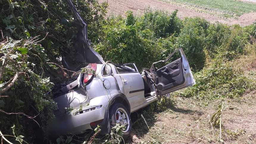 Vâlcea: Doi morţi după ce autoturismul în care se aflau a  căzut într-un şanţ - FOTO