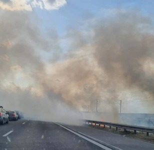 UPDATE - Un incendiu de vegetaţie a izbucnit pe A2 Bucureşti-Constanţa / Vizibilitate redusă / Traficul a fost oprit / Circulaţia feroviară este afectată - FOTO / VIDEO