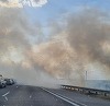 UPDATE - Un incendiu de vegetaţie a izbucnit pe A2 Bucureşti-Constanţa / Vizibilitate redusă / Traficul a fost oprit / Circulaţia feroviară este afectată - FOTO / VIDEO