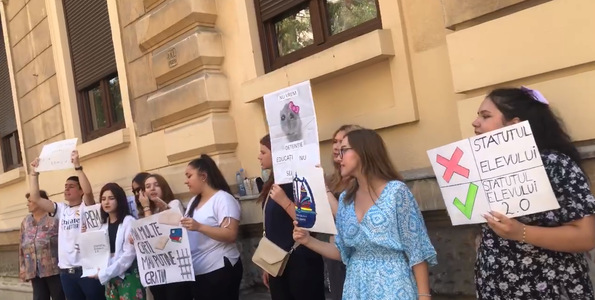 Protest al elevilor la Ministerul Educaţiei, nemulţumiţi că proiectul pentru Statutul elevului prevede camere de detenţie pentru cei cu un comportament neadecvact/ Ministerul anunţă prelungirea perioadei de consultare publică privind Statutul elevului - V