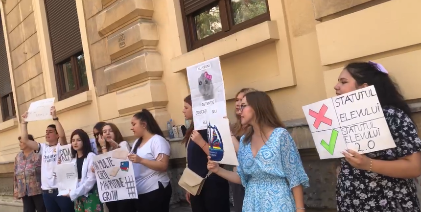 Protest al elevilor la Ministerul Educaţiei, nemulţumiţi că proiectul pentru Statutul elevului prevede camere de detenţie pentru cei cu un comportament neadecvact/ Ministerul anunţă prelungirea perioadei de consultare publică privind Statutul elevului - VIDEO