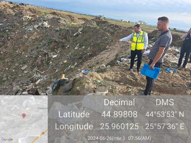 Comisarii Gărzii Naţionale de Mediu au dat amenzi de 100.000 de lei pentru depozitarea ilegală a unor deşeuri / Două utilaje folosite pentru abandonarea deşeurilor, confiscate - FOTO
