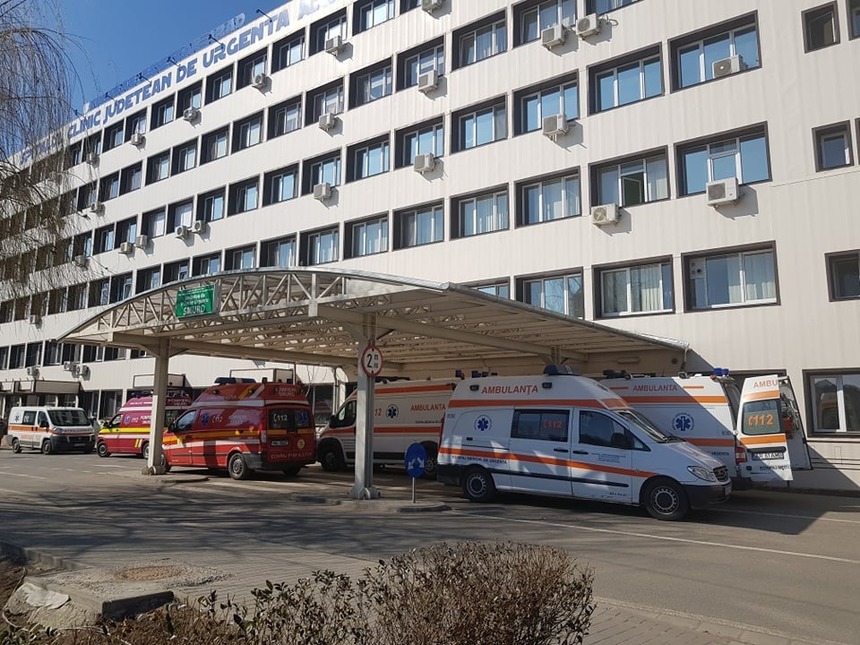 Brancardier de la Spitalul Judeţean Arad, cercetat de poliţişti, după ce a fost prins având la el medicamente şi consumabile medicale când pleca de la locul de muncă