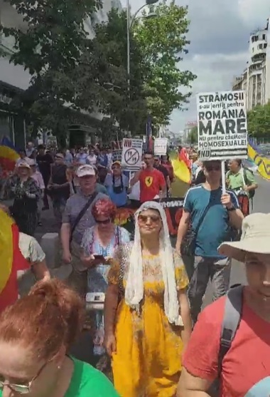 UPDATE - Câteva sute de persoane au fost la Marşul Normalităţii din Piaţa Victoriei / Diana Şoşoacă, la eveniment: Dumnezeu a făcut Adam şi Eva, nu Adam şi Adam sau Eva şi Eva - FOTO, VIDEO