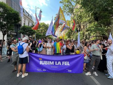 UPDATE - Accept: Marşul Bucharest PRIDE 2024 a fost cel mai mare de până acum. În jur de 27.000 de persoane au ieşit în stradă / Jandarmii au legitimat un grup de contramanifestanţi / Un bărbat reţinut şi amendat - FOTO, VIDEO