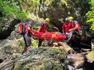 Un turist a căzut de la peste 10 metri, pe scările din canionul Tamina / El a fost recuperat de către salvamontişti - FOTO