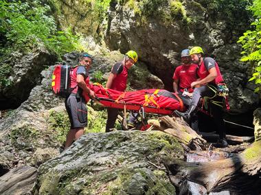 Un turist a căzut de la peste 10 metri, pe scările din canionul Tamina / El a fost recuperat de către salvamontişti - FOTO