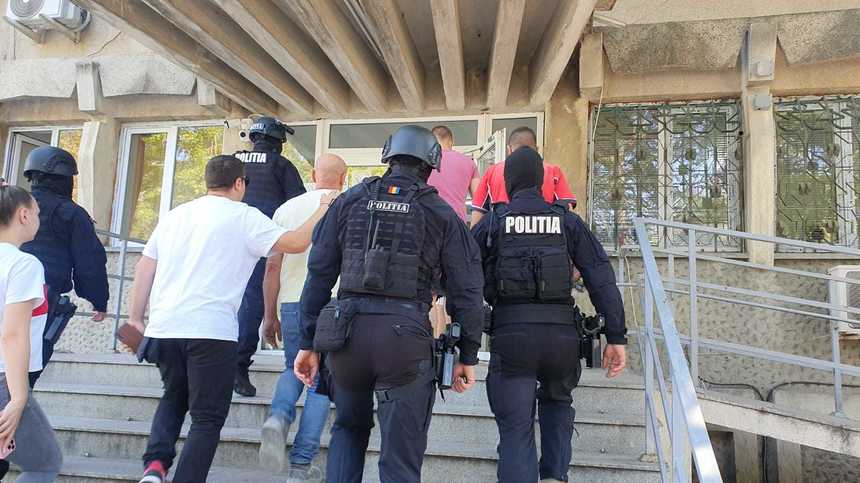 Botoşani: Trei bărbaţi au fost reţinuţi pentru 24 de ore după ce au provocat un scandal în faţa unui local / Ei sunt acuzaţi că au agresat trei persoane 