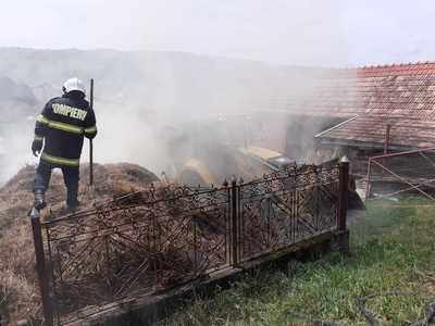 Cluj: Intervenţie de patru ore pentru stingerea unui incendiu la o stivă de fân. Focul a pornit de la descărcarea electrică din liniile instalaţiei de electricitate