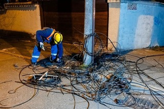 Primăria Capitalei: Au fost dezafectate încă aproximativ 100 km de cabluri aeriene ale serviciilor de telecomunicaţii de pe stâlpii din Capitală în ultimele 3 luni