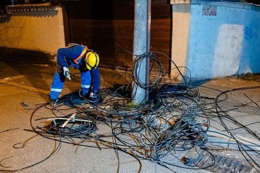Primăria Capitalei: Au fost dezafectate încă aproximativ 100 km de cabluri aeriene ale serviciilor de telecomunicaţii de pe stâlpii din Capitală în ultimele 3 luni