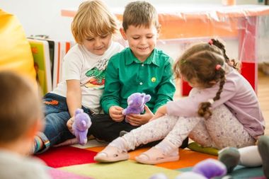 Analiză Salvaţi Copiii – Majoritatea educatorilor din grădiniţe trebuie să gestioneze situaţii de bullying. Copiii mici rar spun că sunt victimele acestui fenomen. Care sunt semnele că un preşcolar e victima bullyingului
