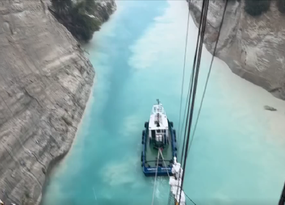 Imagini spectaculoase cu nava-şcoală ”Mircea” care traversează canalul Corint pe furtună, distribuite de Ministerul Apărării / Sarcină extrem de dificilă a echipajului – VIDEO

