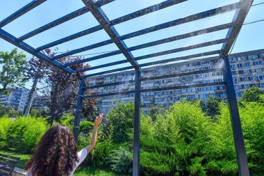 Sistem de răcorire, care pulverizează apă rece, montat în sectorul 6 al Capitalei. Alte nouă astfel de sisteme vor fi puse în funcţiune în perioada următoare în acest sector - FOTO
