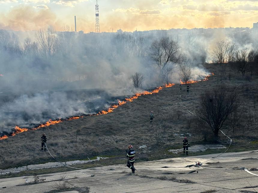 UPDATE - Serviciu privat de pompieri, dotat cu autospecială de stingere a incendiilor, în Parcul Natural Văcăreşti /  Nicuşor Dan anunţă studiu de fezabilitate pentru un sistem de hidranţi cu rezervă de apă / Precizările Gărzii de Mediu - FOTO

