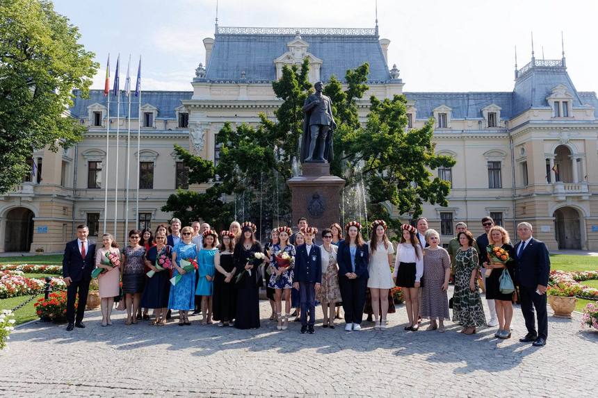 Elevii din judeţul Iaşi cu media zece la Evaluarea Naţională şi la Bacalaureat au fost premiaţi la Primăria Iaşi, primind cărţi, diplome şi bani / Edilul Mihai Chirica: Ce bine ar fi dacă toţi aceşti tineri ar rămâne la Iaşi