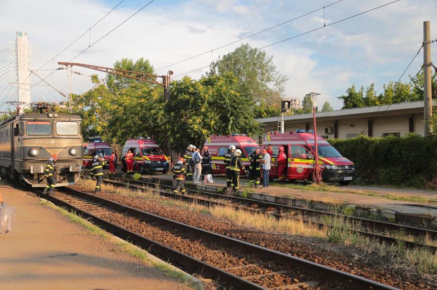 UPDATE - Cincisprezece persoane, rănite după ce o locomotivă a lovit vagoanele la care urma să se cupleze, după ce ar fi rămas fără frâne, în Gara Basarab/ Opt oameni, duşi la spital/ Incidentul va fi anchetat de AGIFER/ Precizările CFR SA