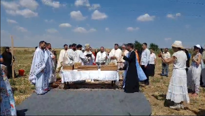 Arhiepiscopul Tomisului, rugăciuni pentru ploaie pe un câmp din Constanţa: Trimite ploile tale peste locurile cele lipsite care au trebuinţă / Veseleşte faţa pământului pentru săracii poporului tău - FOTO
