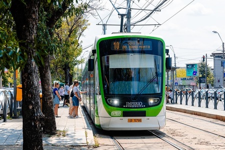 Primarul Capitalei: Toate cele 100 de troleibuze şi 100 de tramvaie noi vor fi în trafic începând din septembrie
