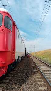 Traficul feroviar, oprit temporar în judeţul Călăraşi, din cauză că locomotiva unui tren care circula pe ruta Braşov - Bucureşti - Constanţa s-a defectat/ Trei trenuri au staţionat în gări din zonă/ Circulaţia a fost deschisă pe un fir