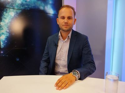Maraton Medika TV - Medicul Cristian Mareş: Pietrele la rinichi nu se formează peste noapte/ Factorii de risc sunt de ordin genetic, ţin de alimentaţie şi de deshidratare - VIDEO
