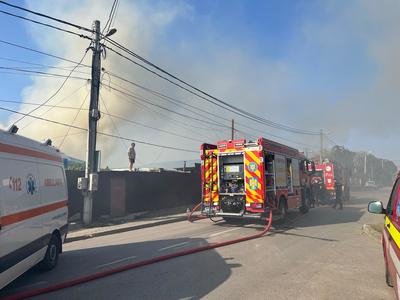 UPDATE - Incendiu la un azil de bătrâni din municipiul Tulcea/ 40 de persoane, evacuate din clădire şi transportate la unităţi medicale pentru evaluare/ A fost activat Planul Roşu de Intervenţie/ Incendiul, stins/ Cauza incendiului - FOTO / VIDEO 