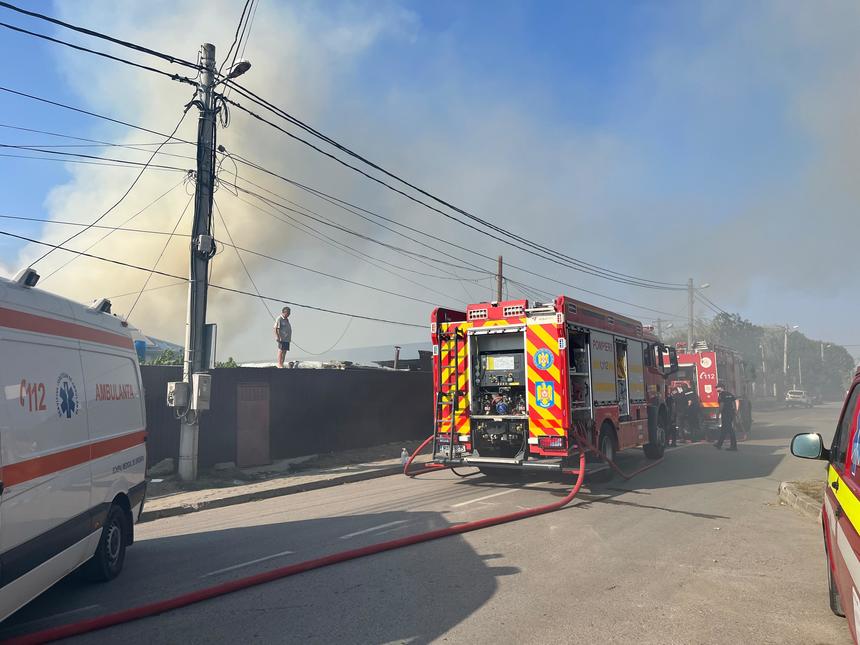 UPDATE - Incendiu la un azil de bătrâni din municipiul Tulcea/ 40 de persoane, evacuate din clădire şi transportate la unităţi medicale pentru evaluare/ A fost activat Planul Roşu de Intervenţie/ Incendiul, stins/ Cauza incendiului - FOTO / VIDEO 