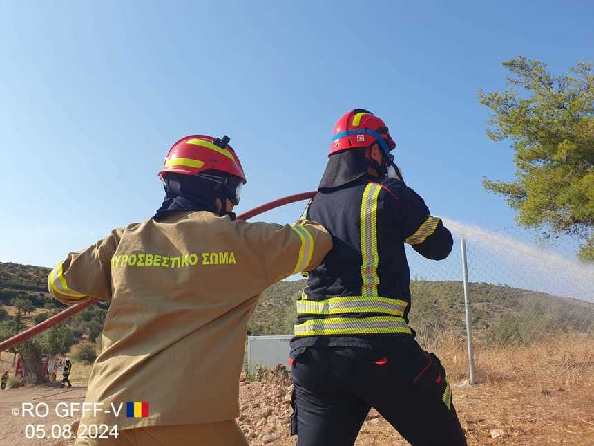 Pompierii români aflaţi în Grecia, misiuni de patrulare şi monitorizare în două zone din Nea Makri