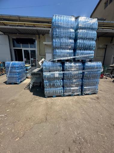 ANPC a controlat peste 700 de producători, distribuitori sau comercianţi de apă minerală naturală sau apă de izvor/ Au fost date amenzi de două milioane de lei/ Printre nereguli, depozitarea produselor în soare, spaţii frigorifice murdare