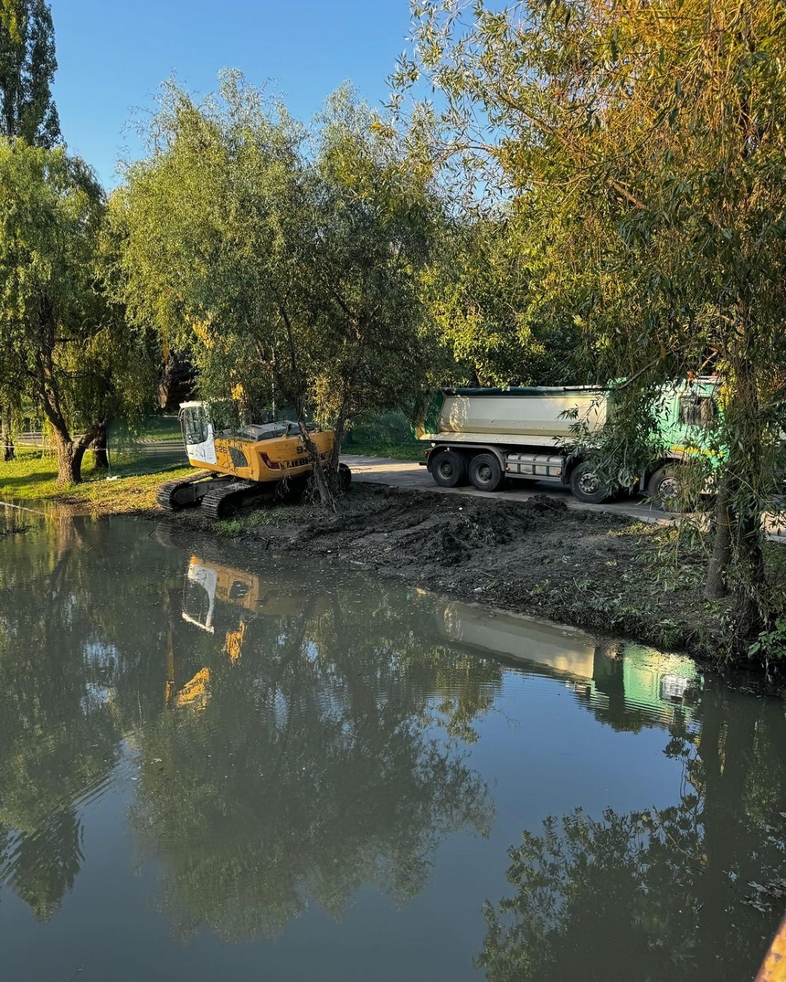 Nicuşor Dan: Au început lucrările de decolmatare a Lacului Tineretului, acţiune care nu a mai fost făcută de peste 25 de ani/ Deşeuri din plastic şi cauciuc, scoase din apă - FOTO