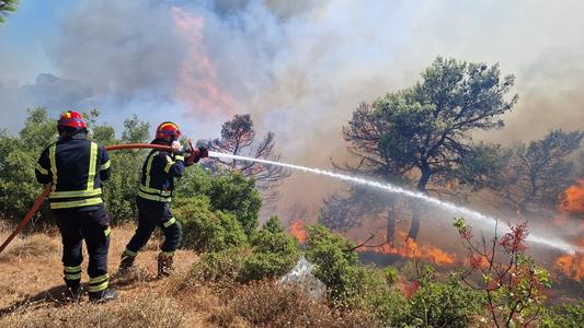 UPDATE - Pompierii români din Grecia intervin pentru stingerea unor incendii în apropierea localităţii Kapandriti/ Intervenţia, extrem de dificilă din cauza căldurii şi a vântului/ Un pompier a suferit răni superficiale, fără a avea nevoie de tratament