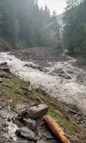 Argeş: 17 persoane care se aflau cu autoturismele pe munte când drumul care duce spre vârful Moldoveanu s-a rupt, coborâte de autorităţi - VIDEO