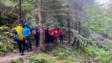 UPDATE - Argeş: Acţiunea de evacuare a turiştilor rămaşi pe munte după ce drumul care duce spre vârful Moldoveanu s-a rupt, finalizată/ Au fost coborâte 76 de persoane/ O femeie, dusă la spital cu suspiciuni de fracturi după ce a căzut - FOTO, VIDEO
