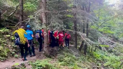 UPDATE - Argeş: Acţiunea de evacuare a turiştilor rămaşi pe munte după ce drumul care duce spre vârful Moldoveanu s-a rupt, finalizată/ Au fost coborâte 76 de persoane/ O femeie, dusă la spital cu suspiciuni de fracturi după ce a căzut - FOTO, VIDEO