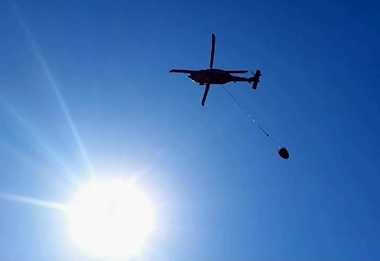 Două elicoptere Black Hawk au aruncat aproape 200 de tone de apă pentru stingerea incendiilor de pădure din Vâlcea şi Prahova - FOTO, VIDEO