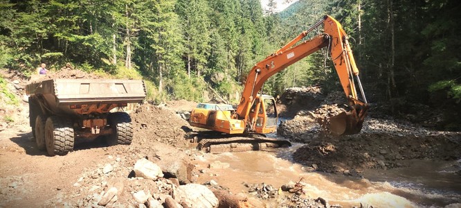 Argeş: Lucrări de urgenţă la drumul Valea Rea, distrus de o viitură, pentru ca turiştii să îşi recupereze maşinile