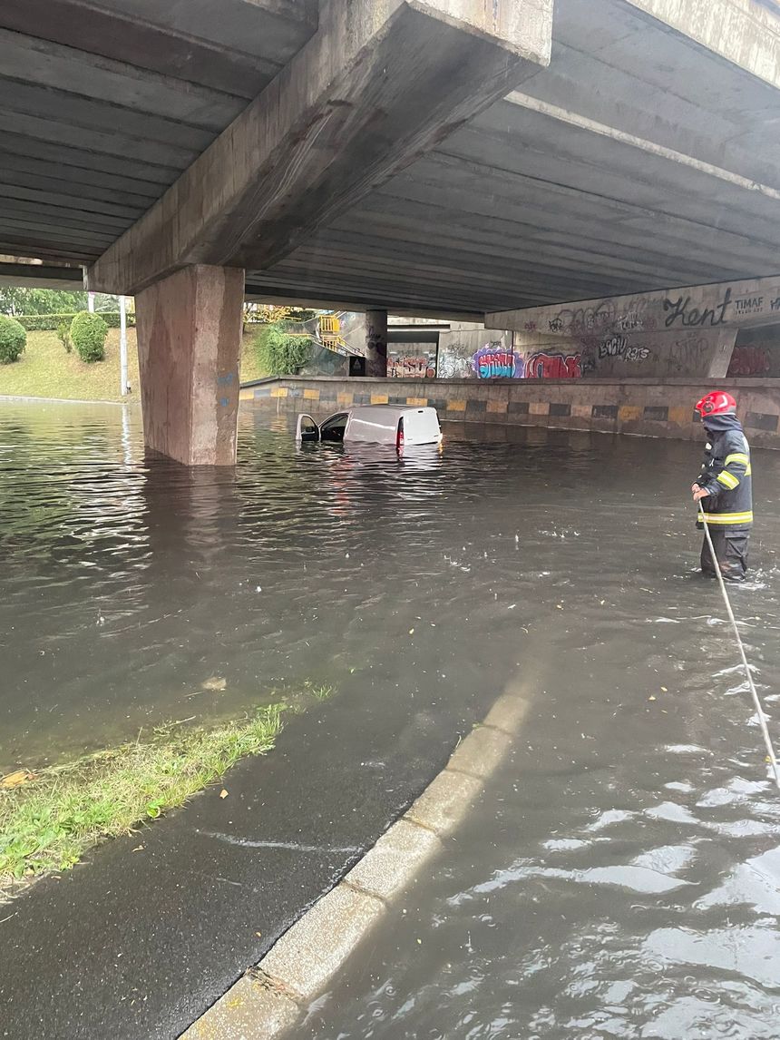 UPDATE - Străzi şi subsoluri inundate, la Cluj-Napoca, în urma unei furtuni puternice/ O maşină a rămas blocată în apă sub un pod, două persoane aflate în aceasta fiind ajutate de pompieri/ La Someşu Rece, o casă a ars din cauza unui trăsnet - FOTO, VIDEO